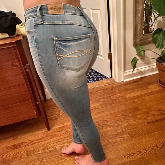 Abercrombie & Fitch Light Wash Skinny Jeans 4 - Picture 3 of 8